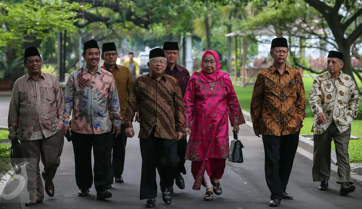 Pengurus Majelis Ulama Indonesia (MUI) usai bertemu Presiden Joko Widodo di Istana Merdeka, Jakarta, (5/1). Pertemuan tersebut mengusulkan agar Indonesia dapat mengambil peran aktif dalam mendamaikan konflik Timur Tengah. (Liputan6.com/Faizal Fanani)