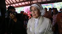 Sebelum akad digelar, Nani yang berada di kerumunan tamu undangan sontak merasa panik mencari Ajip. Namun Conny Sutedja, selaku sahabat yang terus berada di sisi Nani berusaha menenangkannya. (Adrian Putra/Bintang.com)