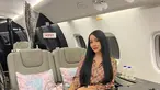 Disebut bak ibu-ibu pejabat, penampilan Lucinta Luna saat berpose di dalam pesawat mewah ini terlihat menawan. Pakaian yang dikenakan juga khas menunjukkan ia sedang mengikuti acara formal. (Liputan6.com/IG/@lucintaluna_manjalita).