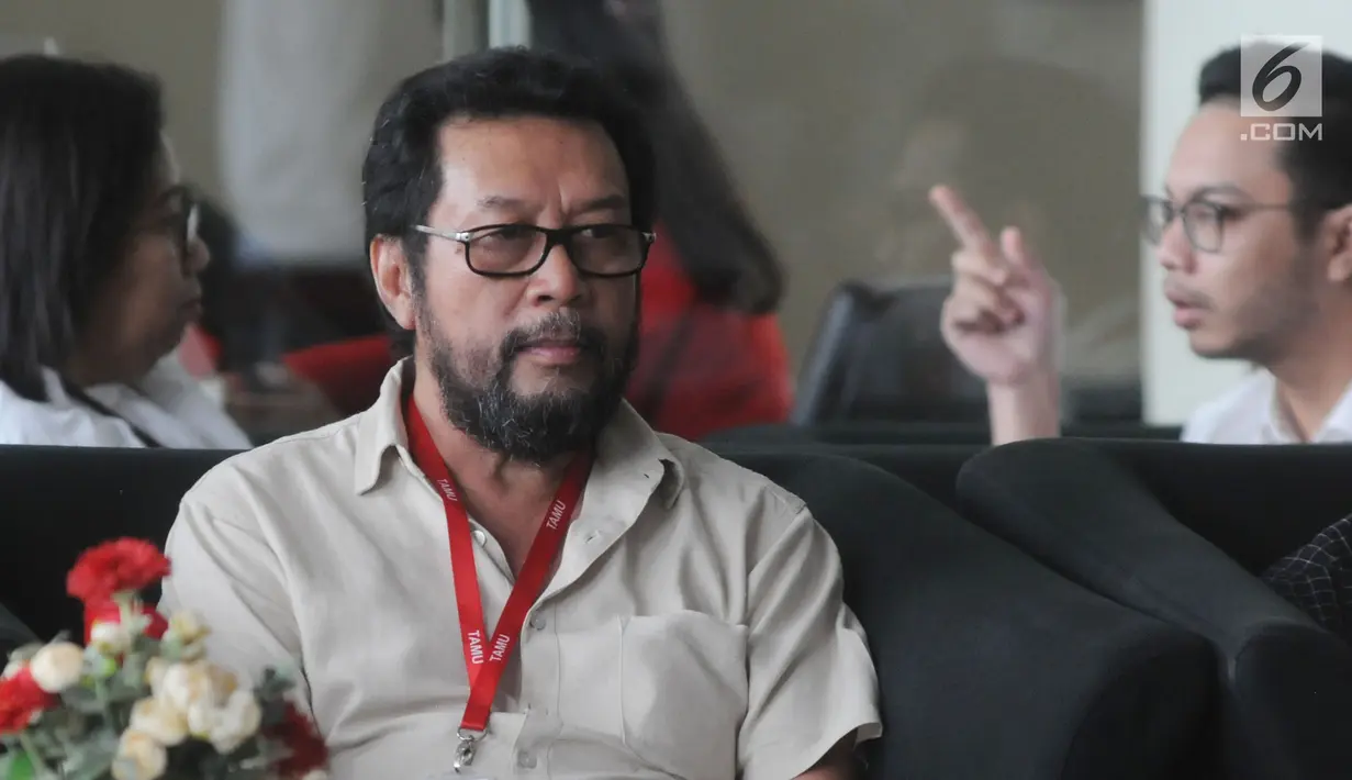 Politikus Partai Golkar Yorrys Raweyai menunggu di lobi gedung KPK, Jakarta, Senin (14/5). Yorrys diperiksa sebagai saksi kasus dugaan suap pengadaan satelit monitoring atau pengawasan di Bakamla anggaran tahun 2016 APBN-P. (Merdeka.com/Dwi Narwoko)