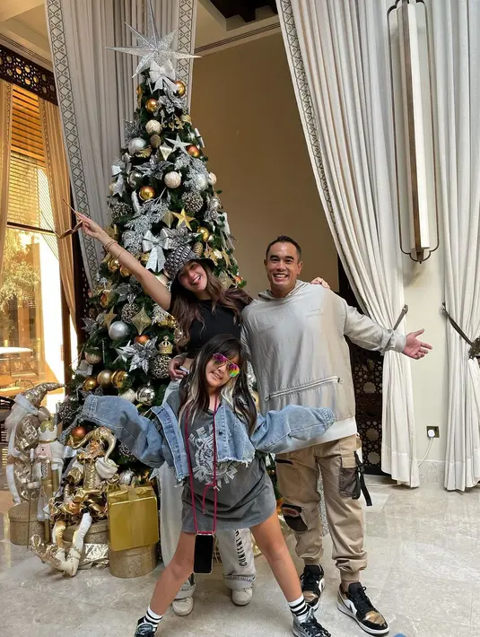 Nia Ramadhani tampil mengenakan bucket hat Dior dengan busana kasual yang menjadi ciri khasnya. Atasan kaus hitam dan denim bernuansa abu-abu. Foto: Instagram.