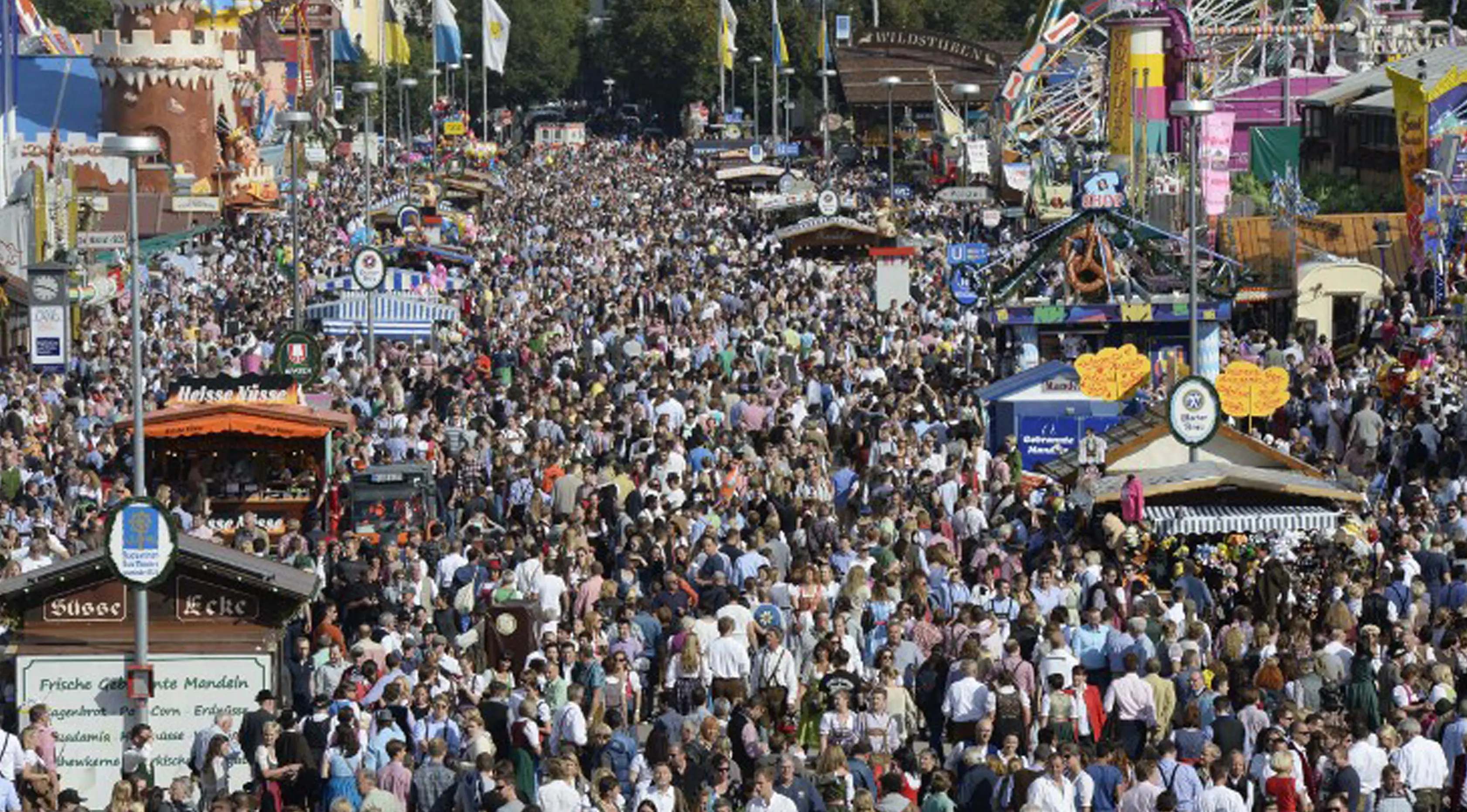 Pengunjung Festival Bir Oktoberfest membanjiri kota Munich saat pembukaan Oktoberfest, Jerman (19/9/2015). Oktoberfest di Jerman adalah festival bir terbesar di dunia yang akan berlangsung hingga 4 Oktober 2015. (AFP Photo / Christof stache) 