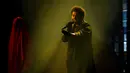 The Weeknd tampil di Vancouver, British Columbia, Kanada, 23 Agustus 2022. Transisi antar nada berjalan mulus dan penonton tidak pernah melewatkan irama atau lirik, namun tetap The Weeknd adalah bintangnya. (Darryl Dyck/The Canadian Press via AP)