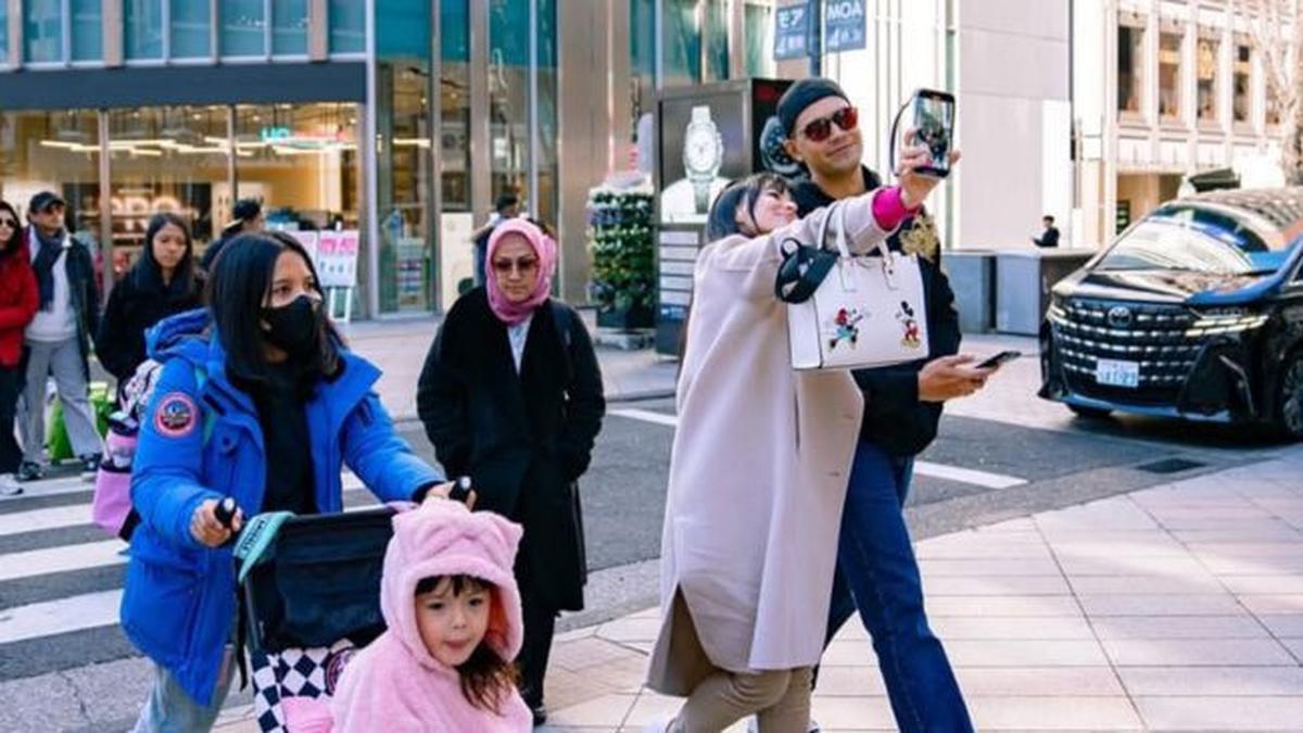 Visual Sekeluarga, 6 Pesona Asmirandah dan Jonas Rivanno Ajak Chloe Sang Putri Liburan ke Jepang