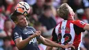 Pemain Tottenham Hotspur, Micky van de Ven (kiri), berhasil menghalau bola di udara dari jangkauan pemain Brentford, Nathan Collins, dalam pertandingan lanjutan Liga Inggris 2023/2024 yang berlangsung di Gtech Community Stadium, London, 13 Agustus 2023. Micky van de Ven yang kini berusia 22 tahun memiliki tinggi badan 1,9 meter membuat dirinya tidak kesulitan dalam duel-duel bola di udara. (AFP/Justin Tallis)