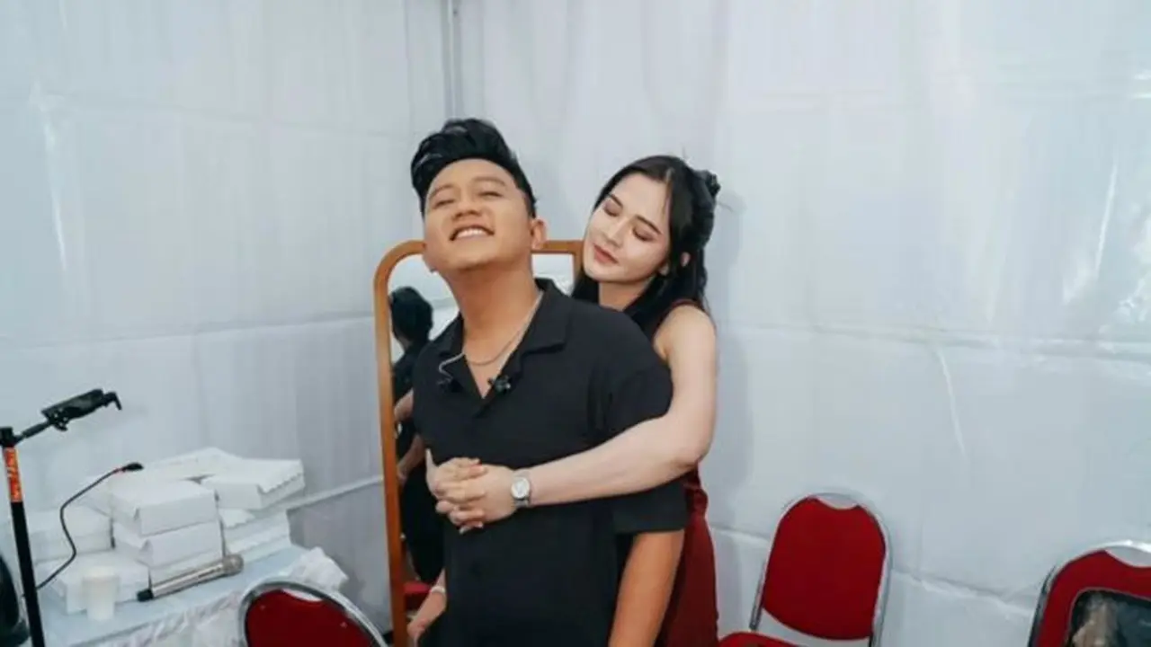 7 Potret Haru Bella Bonita Setia Temani Denny Caknan Manggung, Romantisme di Backstag  (instagram.com/denny_caknan).