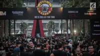 Ribuan fans Konser Guns N’ Roses padati Stadion Gelora Bung Karno, Jakarta, Kamis (8/11). Konser Guns N Roses bertajuk "Not In This Lifetime" ini akan berlangsung sekitar tiga jam. (Liputan6.com/Faizal Fanani)