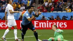 Penyerang Uruguay, Luis Suarez (tengah) merayakan gol pertamanya ke gawang Inggris saat berlaga di fase penyisihan Piala Dunia 2014 Grup D di Stadion Corinthians, Sao Paulo, Brasil, (20/6/2014). (REUTERS/Damir Sagolj)