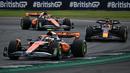 Pembalap Red Bull Racing, Max Verstappen (kanan) dihimpit dua pembalap McLaren, Lando Norris (bawah) dan Oscar Piastri saat balapan Formula 1 GP Inggris yang berlangsung di Sirkuit Silverstone, Inggris, 9 Juli 2023. (AFP/Ben Stansall)