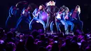 Penampilan penyanyi Beyonce bersama para dancer dalam konser kampanye di Cleveland, Ohio, Jumat (4/11). Beyonce bersama suaminya, Jay Z menggelar konser bagi Hillary Clinton untuk meraih suara pemilih muda berkulit hitam di Ohio. (AP Photo/Matt Rourke)