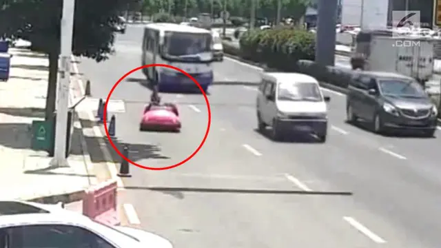 Seorang wanita mengendaai mobil mainan berwarna pink di jalanan China. Polisi akhirnya memberhentikan wanita tersebut dan menyita mobilnya.