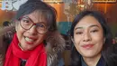 Dian Sastrowardoyo mengunggah potret dirinya bersama sang ibunda. Dian tampil dengan baju hitam sedangkan, ibundanya mengenakan coat hoodie berbulu syal merah. [@therealdisastr]