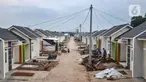 Aktivitas pekerja saat menyelesaikan pembangunan rumah subsidi di Klapanunggal, Kabupaten Bogor, Jawa Barat, Rabu (16/6/2021). Kementerian Pekerjaan Umum dan Perumahan Rakyat (PUPR) menargetkan 380.376 unit bantuan pembiayaan perumahan subsidi pada Tahun Anggaran 2021. (merdeka.com/Iqbal S. Nugroho)