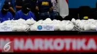 Barang bukti berupa shabu-shabu diperlihatkan bersama Tim gabungan Badan Narkotika Nasional (BNN) dan Direktorat Jenderal Bea Cukai saat rilis penyelundupan 270kg shabu, Jakarta, Selasa (20/10/2015). (Liputan6.com/Yoppy Renato)