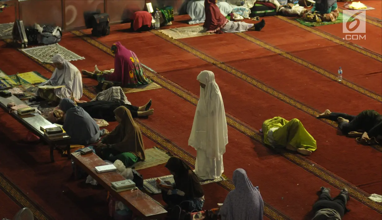 Umat muslim melakukan salat pada hari ke-28 bulan suci Ramadan di Masjid Istiqlal, Jakarta, Selasa (12/6). Sejumlah umat muslim meningkatkan ibadah mereka dengan itikaf di Masjid Istiqlal jelang berakhirnya Ramadan. (Liputan6.com/Helmi Fithriansyah)
