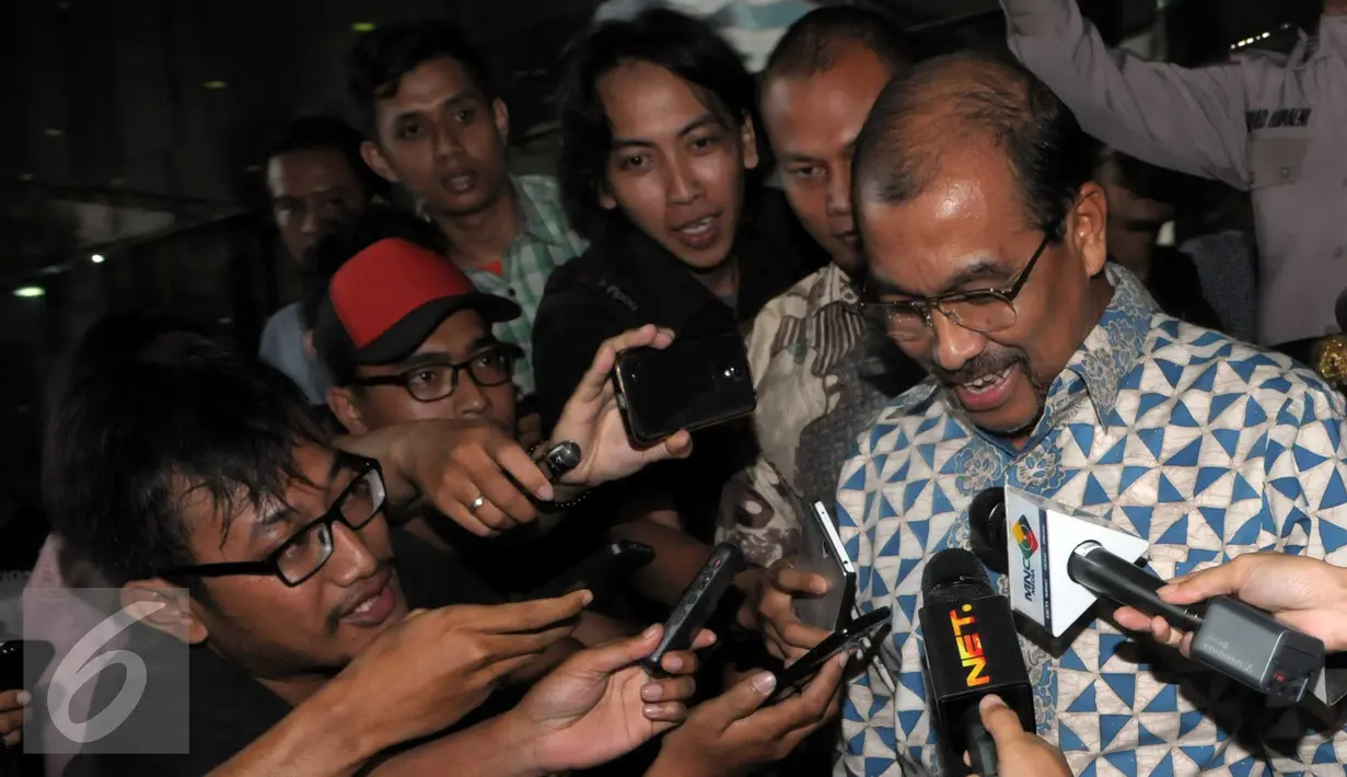 Awak media langsung menyerbu Nono Sampono saat keluar dari Gedung KPK, Jakarta, Senin (18/4). Nono diperiksa sebagai saksi untuk tersangka Sanusi terkait kasus dugaan suap pembahasan Raperda Reklamasi Teluk Jakarta. (Liputan6.com/Helmi Afandi)
