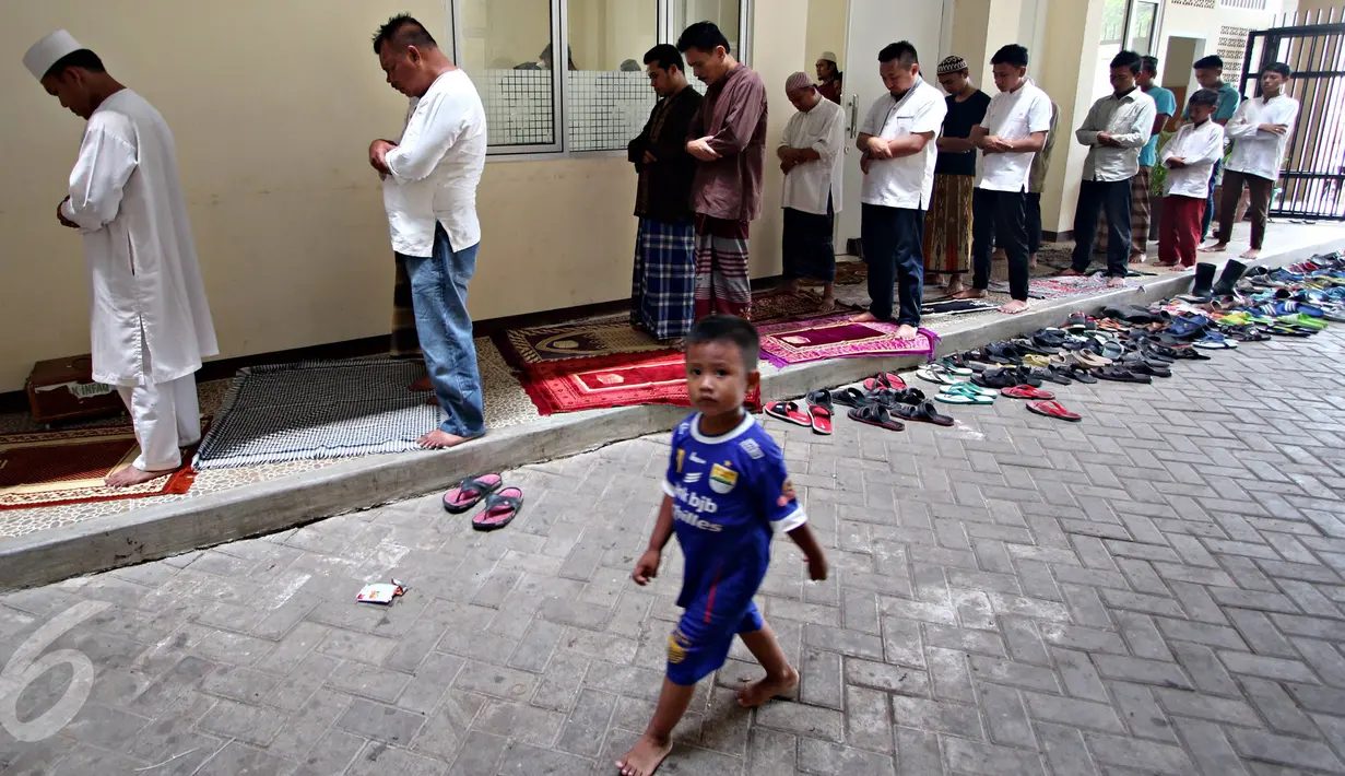 Warga melaksanakan Salat Jumat di ruang kelas PAUD Rusun Muara Baru, Jakarta Utara, Jumat (6/11/2015). Tidak tersedianya fasilitas tempat ibadah, menyebabkan warga terpaksa melaksanakan Salat Jumat di ruang kelas. (Liputan6.com/Immanuel Antonius)