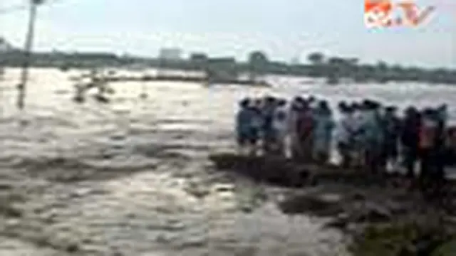 Banjir merendam lima kecematan di Kabupaten Kendal. Banjir disebabkan jebolnya tanggul di dua sungai yang ada di Kendal. 