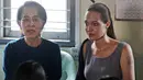 Angelina Jolie dan pemimpin oposisi Myanmar Aung San Suu Kyi bertemu dengan pekerja pabrik di asrama perempuan di kota HlaingTharYar di Yangon, Myanmar, (1/8/2015). (Bintang/EPA)