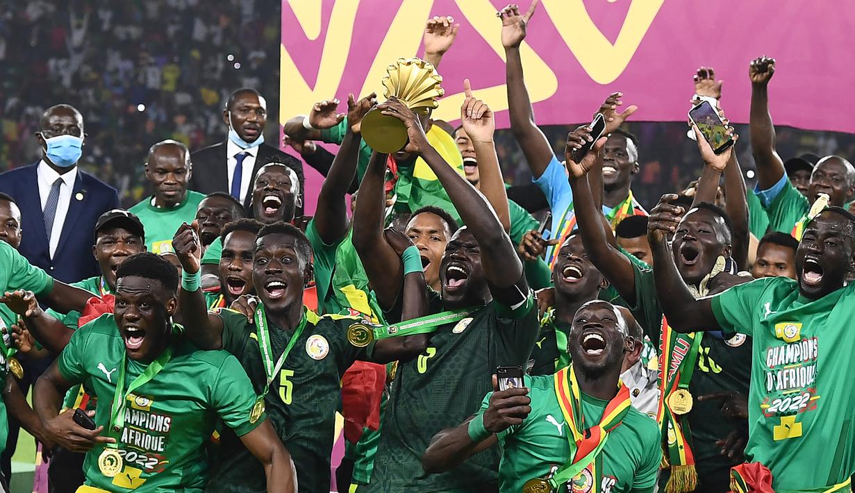 Kapten Senegal, Kalidou Koulibaly (tengah) dan para pemain lainnya melakukan selebrasi usai menjadi juara Piala Afrika 2021 mengalahkan Senegal 4-2 lewat adu penalti dalam laga final Piala Afrika 2021 di Stade d'Olembe, Yaounde, Kamerun (6/2/2022). (AFP/Kenzo Tribouillard)