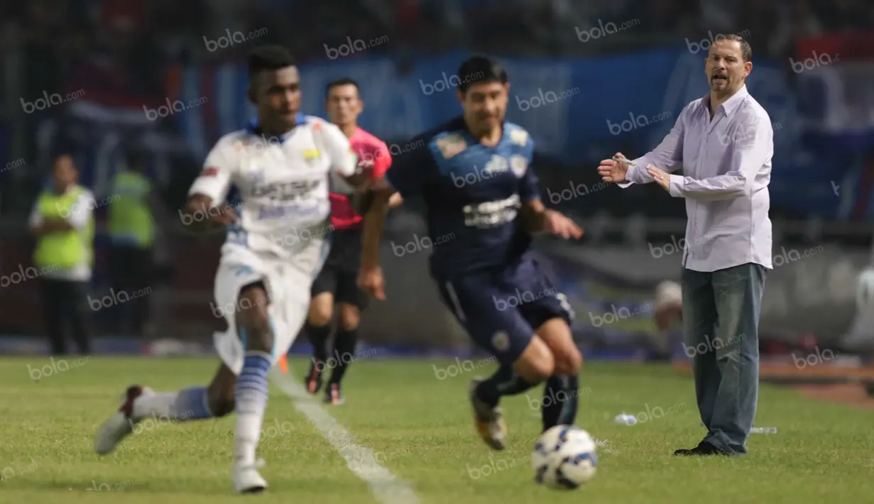 Dejan Antonic terlihat memotivasi Yanto Basna saat berduel dengan Vizcarra pada laga final Torabika Bhayangkara Cup 2016 di Stadion Utama Gelora Bung Karno, Jakarta, Minggu (3/4/2016). (Bola.com/Nicklas Hanoatubun)