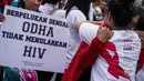 Sejumlah aktivis menggelar aksi damai bertema “Ayo Peluk ODHA” di Bundaran HI, Jakarta, Minggu (28/12/2014). (Liputan6.com/Faizal Fanani)