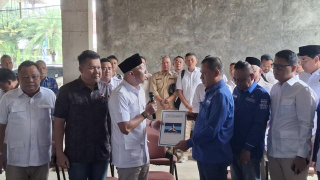 Rahmat Mirzani Djausal menyerahkan berkas pendaftaran cagub ke Ketua Tim Penjaringan Demokrat Lampung, Hanifal.  Foto: (Liputan6.com/Ardi)