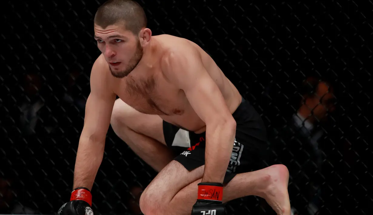Khabib Nurmagomedov saat melawan Michael Johnson dari AS dalam UFC 205 di New York City pada 12 November 2016. Khabib Nurmagomedov mengumumkan pensiun dari dunia seni bela diri campuran (MMA) usai mengalahkan Justin Gaethje dalam UFC 254, Minggu (25/10/2020). (Michael Reaves/Getty Images /AFP)
