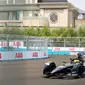 Tak ada rotan akar pun jadi. Ya, istilah ini mungkin tepat disematkan kepada para penonton yang beruntung dapat menyaksikan langsung ajang balap Formula E tanpa harus datang ke sirkuit Jakarta International e-Prix Circuit, Ancol, Sabtu (4/6/2022). Mereka yang tinggal berdekatan dengan sirkuit pun ibarat mendapat durian runtuh. (Bola.com/M Iqbal Ichsan)