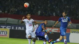 Pemain Persib Bandung, Toni Sucipto berebut bola dengan pemain Bali United, Sukaraja pada laga Torabika Soccer Championship 2016 di Stadion Si Jalak Harupat, Soreang, Bandung, Sabtu (14/5/2016). (Bola.com/Nicklas Hanoatubun)