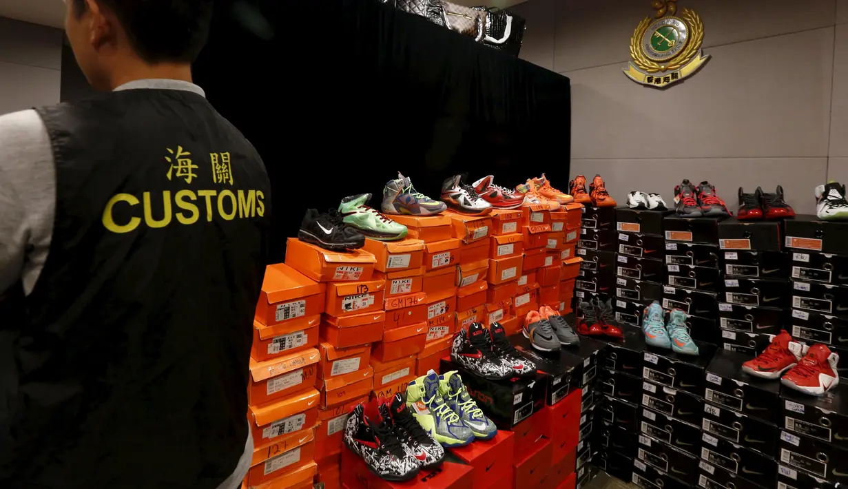 Sepatu olahraga palsu yang diperlihatkan petugas di Kantor Bea Cukai Hong Kong, Kamis (6/8). Lebih dari 30.000 barang disita dari satu warga Filipina dan dua warga Pakistan yang merupakan sindikat penjual barang yang diduga palsu. (REUTERS/Bobby Yip)