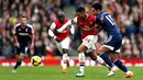 Serge Gnabry Berusaha mempertahankan bola dari Kieran Richardson pada pertandingan sepak bola Liga Inggris antara Arsenal vs Fulham di Stadion Emirates, London (18/01/14). (AFP/Adrian Dennis)
