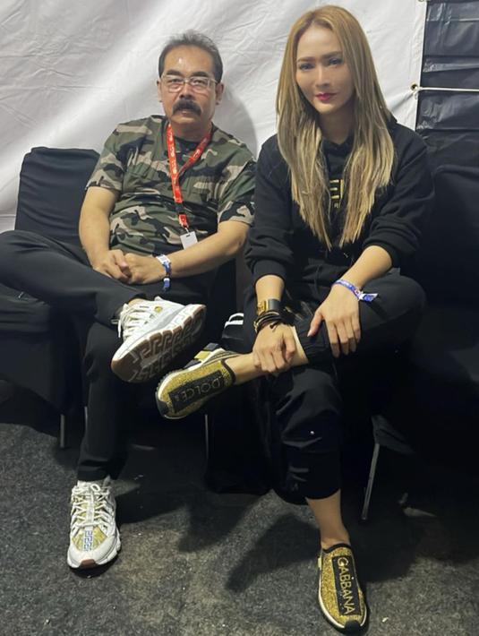 <p>Sebagai seorang suami yang juga manajer Inul Daratista, Adam Suseno kerap mendampingi acara-acara sang istri. Adam menemani perjalanan karier Inul dari awal hingga terkenal di kancah nasional seperti saat ini. (Instagram/inul.d)</p>