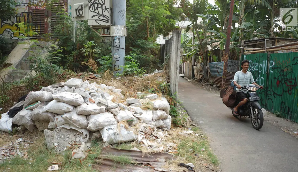 Pengendara sepeda motor melintas di Kampung Kebon Melati, Jakarta Pusat, Selasa (24/9/2019). Hingga kini Kampung Kebon Melati didominasi bangunan kontrakan yang diisi oleh para pekerja. (Liputan6.com/Immanuel Antonius)