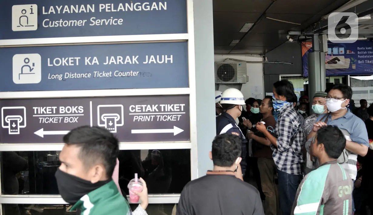 Calon penumpang mengurus pembatalan tiket perjalanan kereta api di Stasiun Pasar Senen, Minggu (29/3/2020). PT KAI Daop 1 Jakarta membatalkan sejumlah perjalanan keberangkatan kereta jarak jauh hingga 1 Mei 2020 sebagai pencegahan penyebaran virus Corona. (merdeka.com/Iqbal Nugroho)