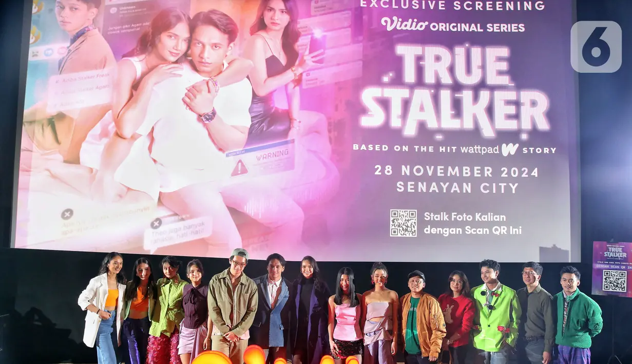 Para pemain bersama Director of Vidio Original Series True Stalker berfoto bersama usai Exclusive Screening & Press Conference True Stalker di XXI Senayan City, Jakarta, Kamis (28/11/2024). (Liputan6.com/Angga Yuniar)