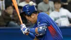 Pemain Baseball asal Korea Selatan Lee Dae-ho terkena bola di kepalanya selama inning kedua pertandingan putaran pertama World Baseball Classic di Gocheok Sky Dome di Seoul, Korea Selatan, Kamis, 9 Maret 2017. (AP Photo / Ahn Young-joon)