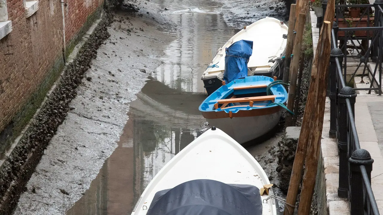 Biasa Banjir, Kanal Venesia Kini Mengering