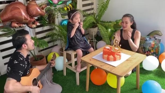 Baru Berusia 3 Tahun, Ini 6 Momen Putri Rio Dewanto Bermain Alat Musik Harmonika