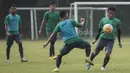 Pemain Timnas Indonesia U-22, Evan Dimas, berusaha melewati rekannya Gian Zola saat latihan di Lapangan SPH Karawaci, Tangerang, Minggu (7/5/2017). (Bola.com/Vitalis Yogi Trisna)