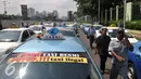 Armada sopir taksi saat melakukan demo di depan Gedung DPR/MPR, Jakarta, Selasa (22/3). Selain melakukan demo supir taxi tersebut melakukan sweeping ke sopir taksi yang beroperasi di dalam tol, dan membakar ban.(Liputan6.com/Johan Tallo)