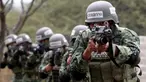 Anggota Angkatan Darat Meksiko melakukan manuver senapan FX-05 Xiuhcoatl buatan Meksiko saat pelatihan pasukan khusus di Pangkalan Militer Los Capulines, Jamay, Jalisco, Meksiko, 21 Januari 2022. Tentara Meksiko melatih 650 anggota keamanan nasional dan keamanan dalam negeri. (ULISES RUIZ/AFP)