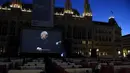 Para penonton menyaksikan opera Fidelio karya Beethoven dalam kotak-kotak terpisah selama Festival Film di Rathausplatz, Wina, Austria (4/7/2020). Festival Film di Rathausplatz, Wina, tahun ini dibuka pada Sabtu (4/7). (Xinhua/Guo Chen)