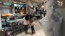 Calon pembeli melihat tumpukan tas koper yang dijual dengan potongan harga yang menggiurkan di Matahari Mall Taman Anggrek, Jakarta, Jumat (1/12). Matahari Department Store menawarkan diskon 20% hingga 70% jelang penutupan. (Liputan6.com/Fery Pradolo)