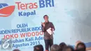 Presiden Joko Widodo memberikan sambutan saat peluncuran Teras BRI Kapal di Muara Angke, Jakarta, Selasa (4/8/2015). Teras BRI Kapal untuk menjangkau masyarakat pesisir Kepulauan. (Liputan6.com/Faizal Fanani)