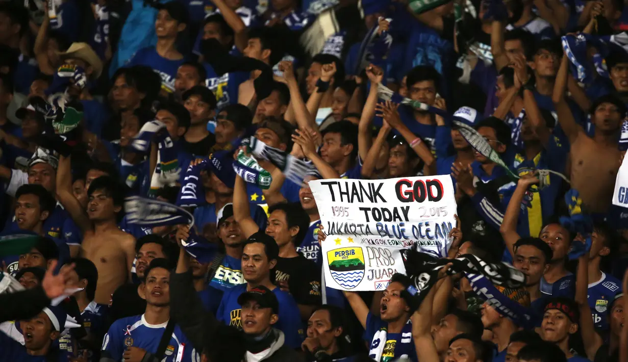 Suporter Persib Bandung membentangkan tulisan terima kasih pada Final Piala Presiden 2015 di Stadion Gelora Bung Karno, Jakarta, Minggu (18/10/2015). (Bola.com/Nicklas Hanoatubun).