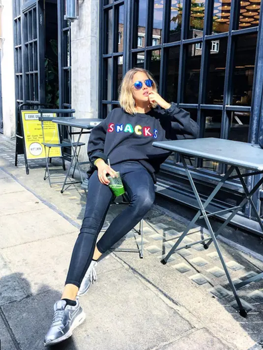 Seperti yang diketahui, sebelum berpacaran dengan Tess, Harry sempat menjalin cinta dengan Taylor Swift. Bahkan kabarnya, sampai sekarang pun Harry masih belum bisa move on dari cewek blonde tersebut. (Instagram/tessward)