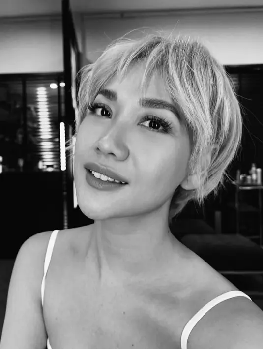 Menyambut akhir tahun 2024, penyanyi sekaligus aktris ini tampil percaya diri dengan pixie cut blonde, gaya rambut pendek yang memberi kesan modern dan edgy.  [@itsmebcl].