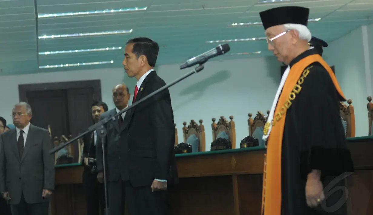 Jokowi yang mengenakan jas tampak  menyaksikan proses pelantikan di Gedung Sekretariat MA, Jakarta, (28/10/2014). (Liputan6.com/Herman Zakharia)