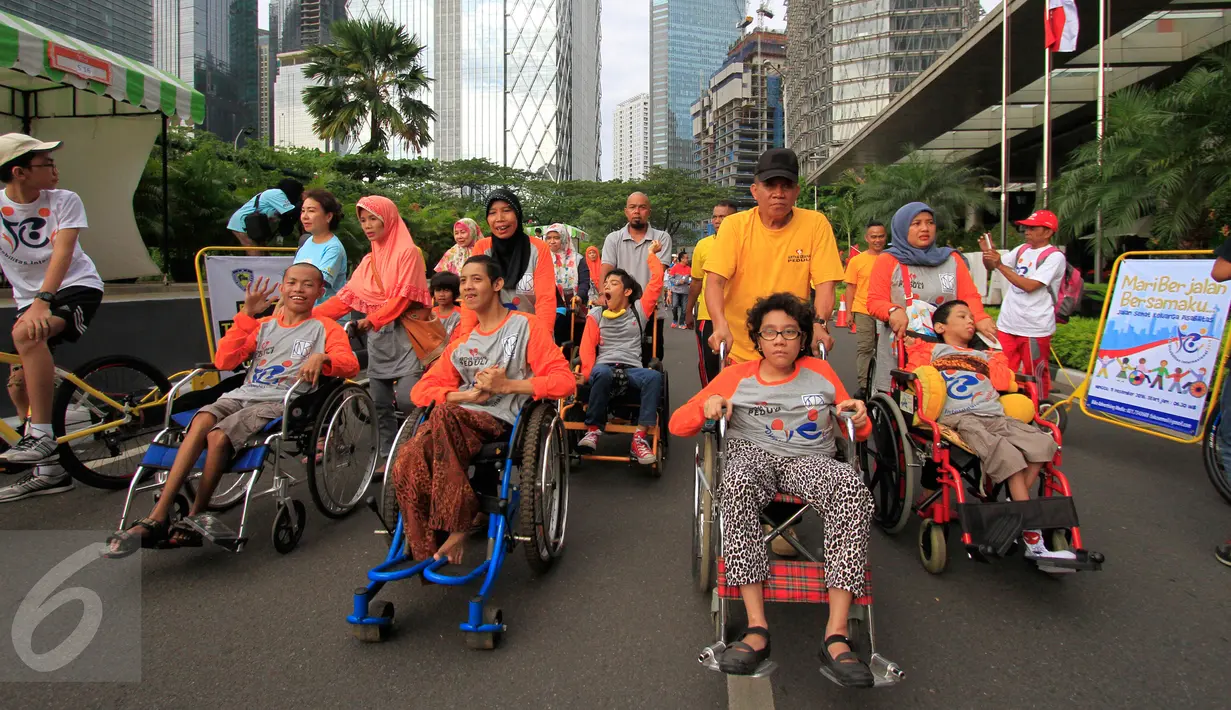 Anak-anak disabilitias mengikuti jalan sehat dalam acara Jalan Sehat Keluarga Disabilitas (JSKD) di Pasar Akhir Pekan SCBD, Jakarta (11/12). Jalan sehat ini memberi  kesempatan bagi masyarakat untuk bisa berbagi dan berbaur. (Liputan6.com/Fery Pradolo)